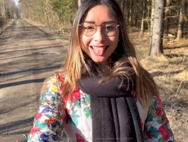 Unglaublicher Latina-Blowjob im Wald mit Tokio_Rio - Erotische Geschichten