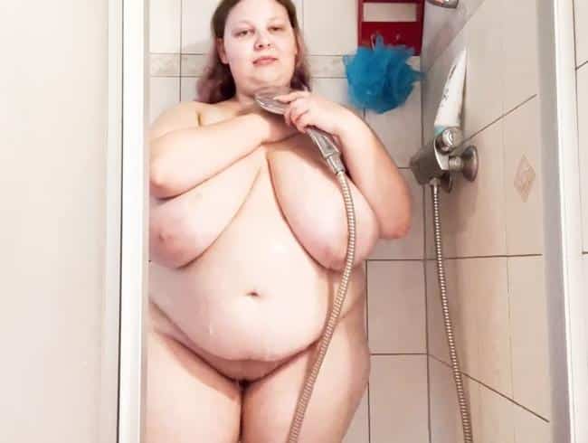 Dickes Mädchen squirtet unter der Dusche! Geht es noch nasser?